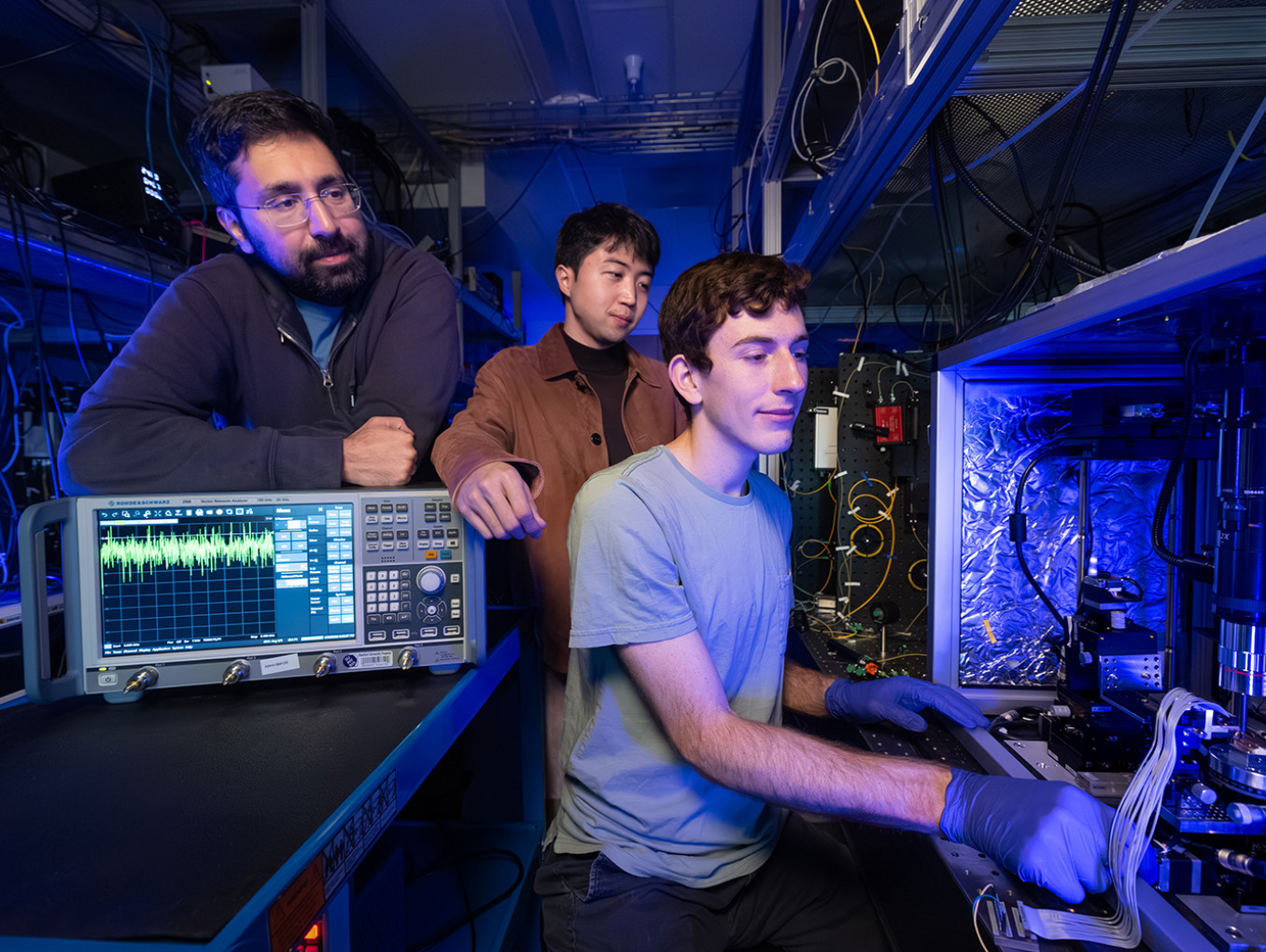 Photo of lab of Amir Safavi-Naeini