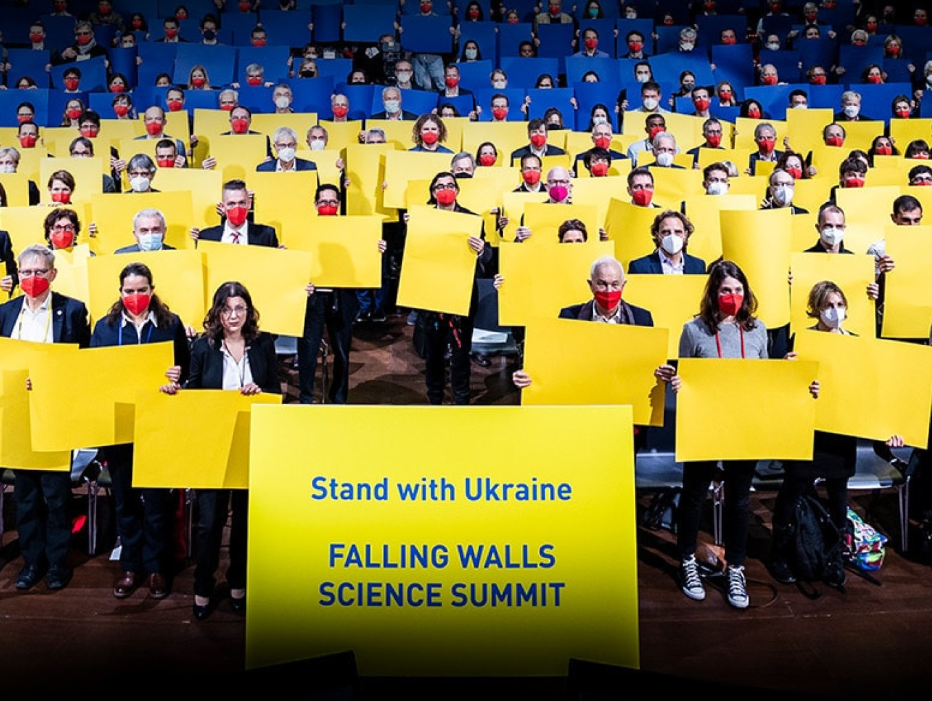 Audience at Falling Walls Science Summit 2022 is showing the Ukrainian Flag