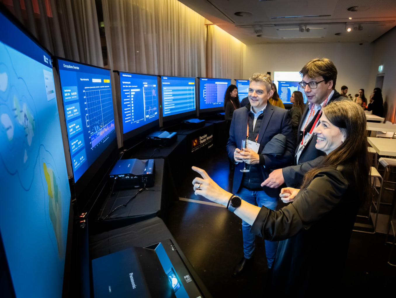Guests of the Falling Walls Science Summit 2024 looking at screens at the AI Night on 8 November