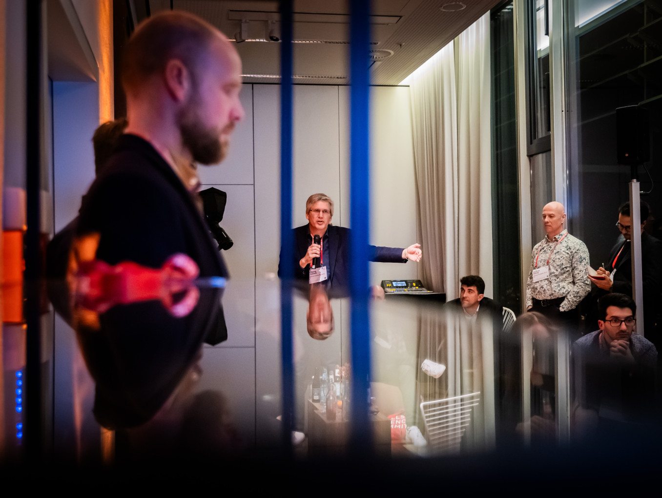 Men sitting and talking in a room at the AI Night at Science Summit 2024