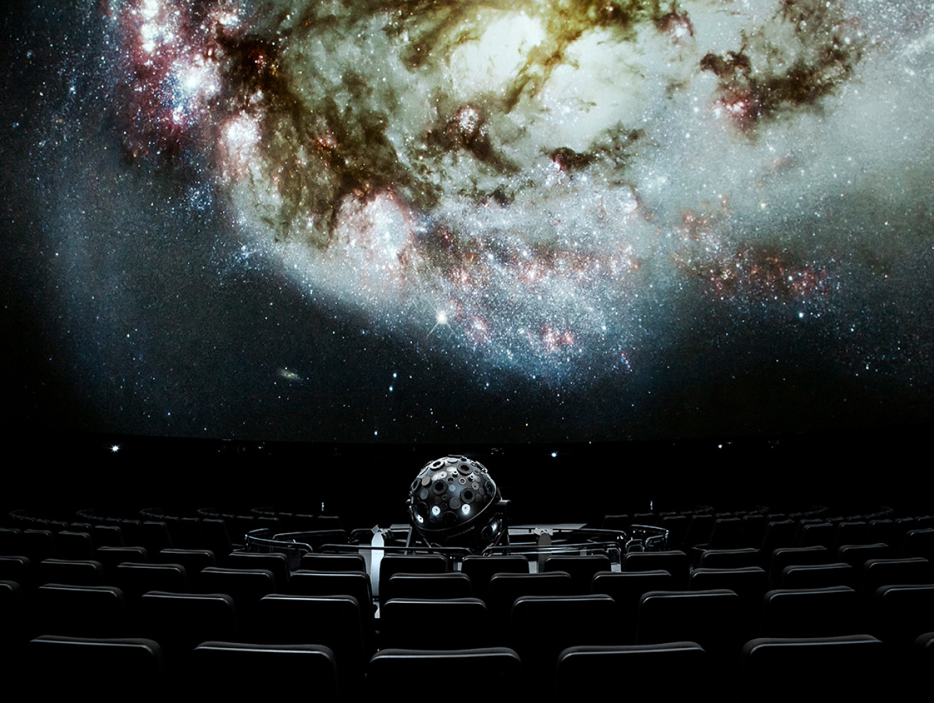 Planetariumssaal mit Sternprojektor im Zeiss-Großplanetarium