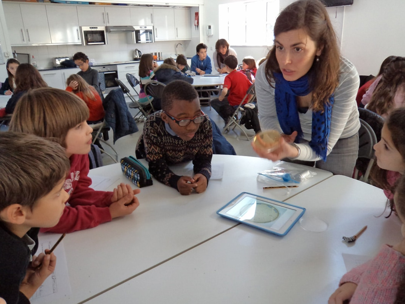 Joana Moscoso is talking to children at group work