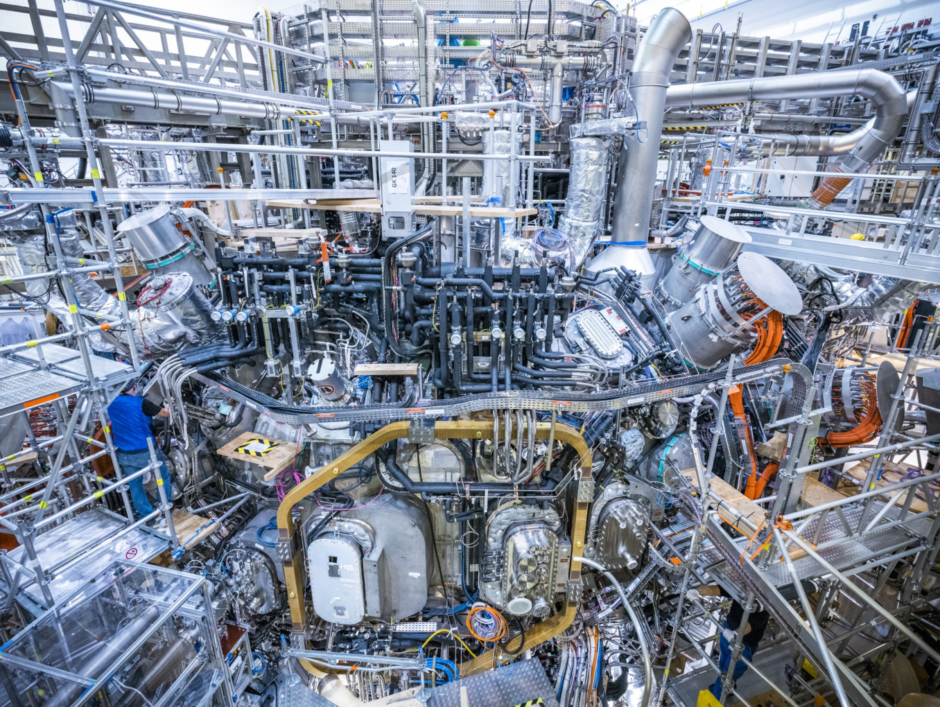 Blick in die Torushalle auf die Fusionsanlage Wendelstein 7-X im November 2021