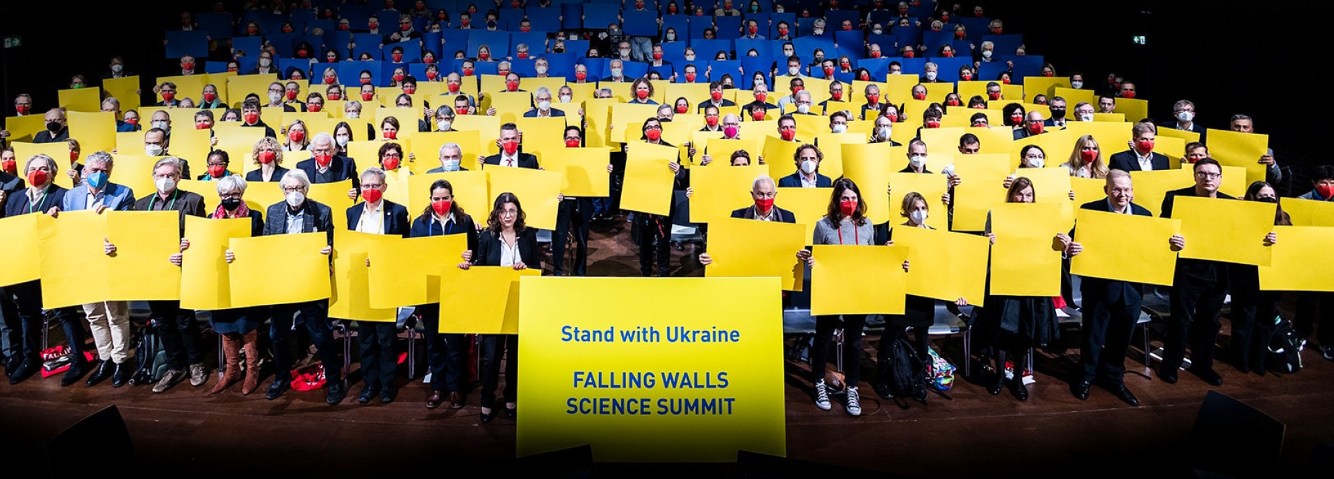 Audience at Falling Walls Science Summit 2022 is showing the Ukrainian Flag