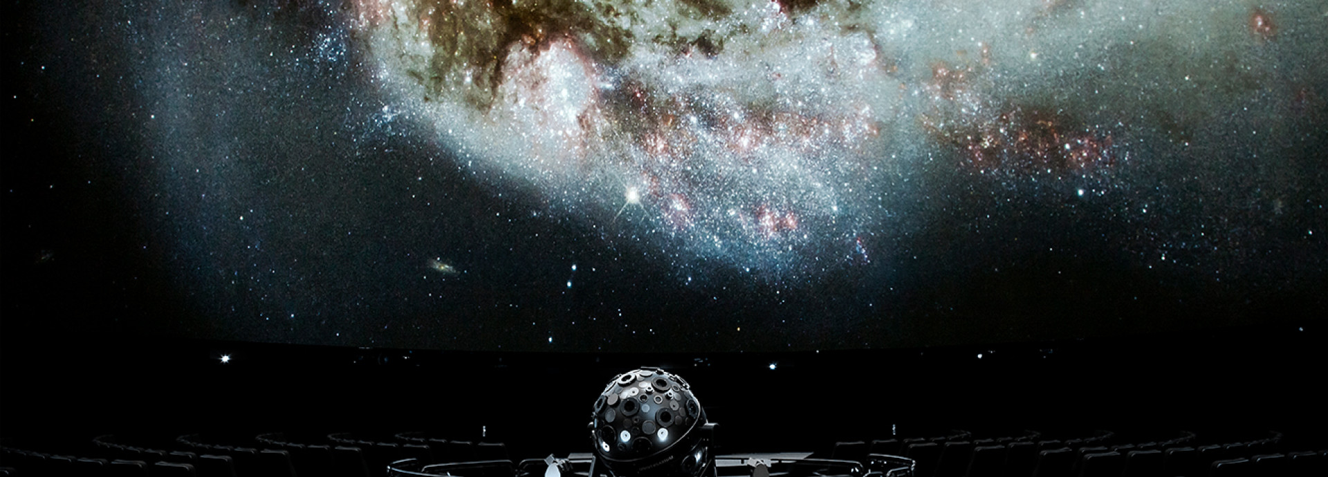 Planetariumssaal mit Sternprojektor im Zeiss-Großplanetarium