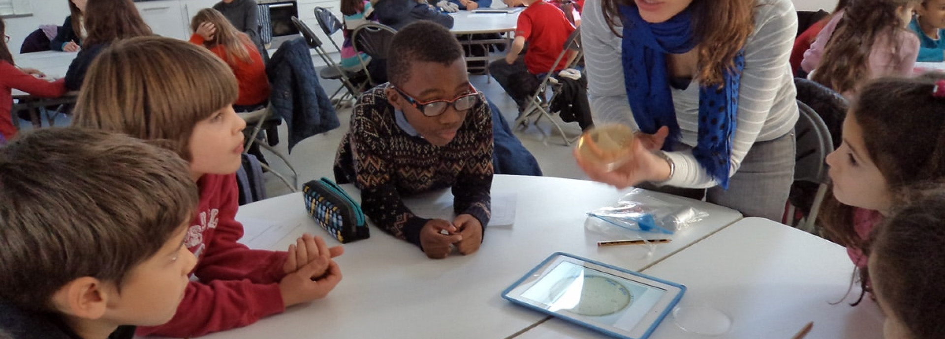 Joana Moscoso is talking to children at group work