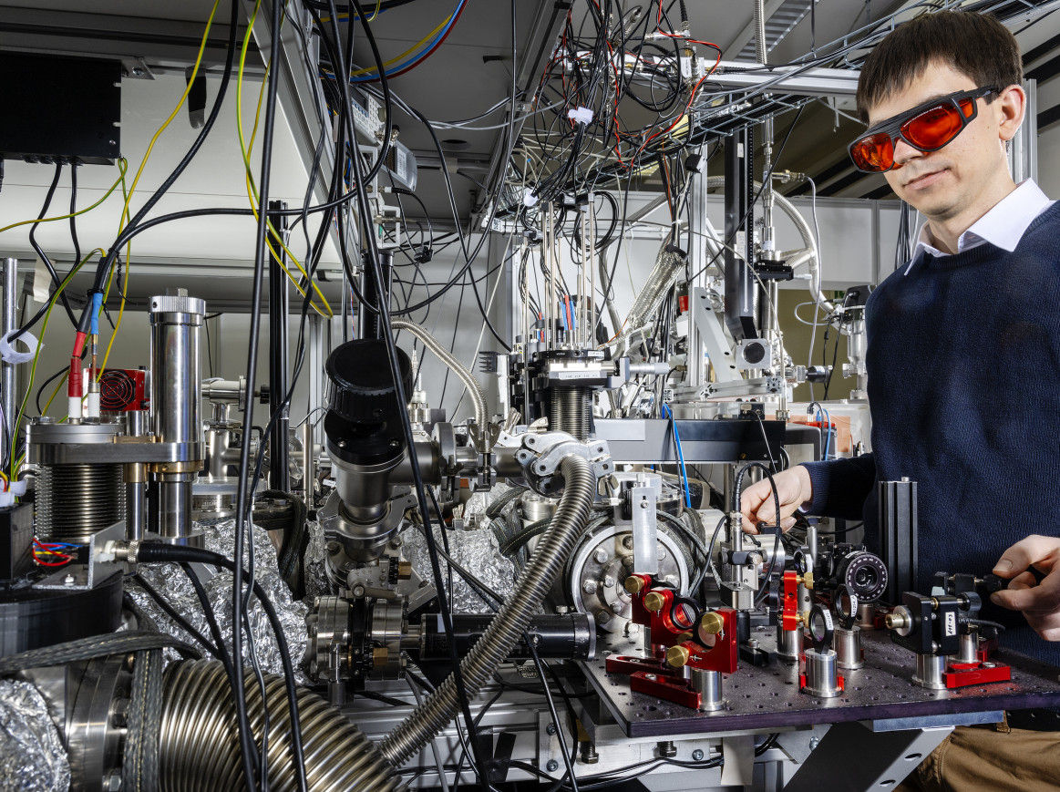 Johannes Tiedau from PTB tweaking the laser system