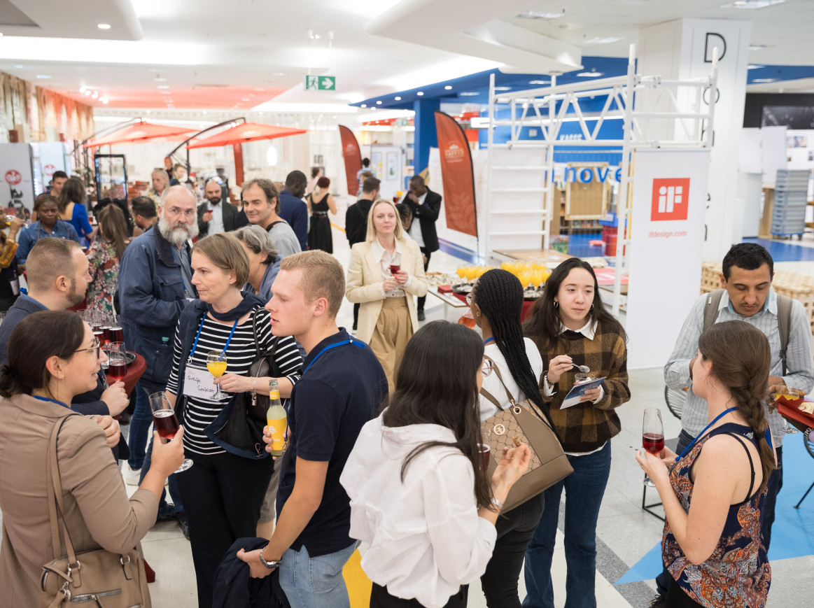 People chatting at Falling Walls Summer School 2023