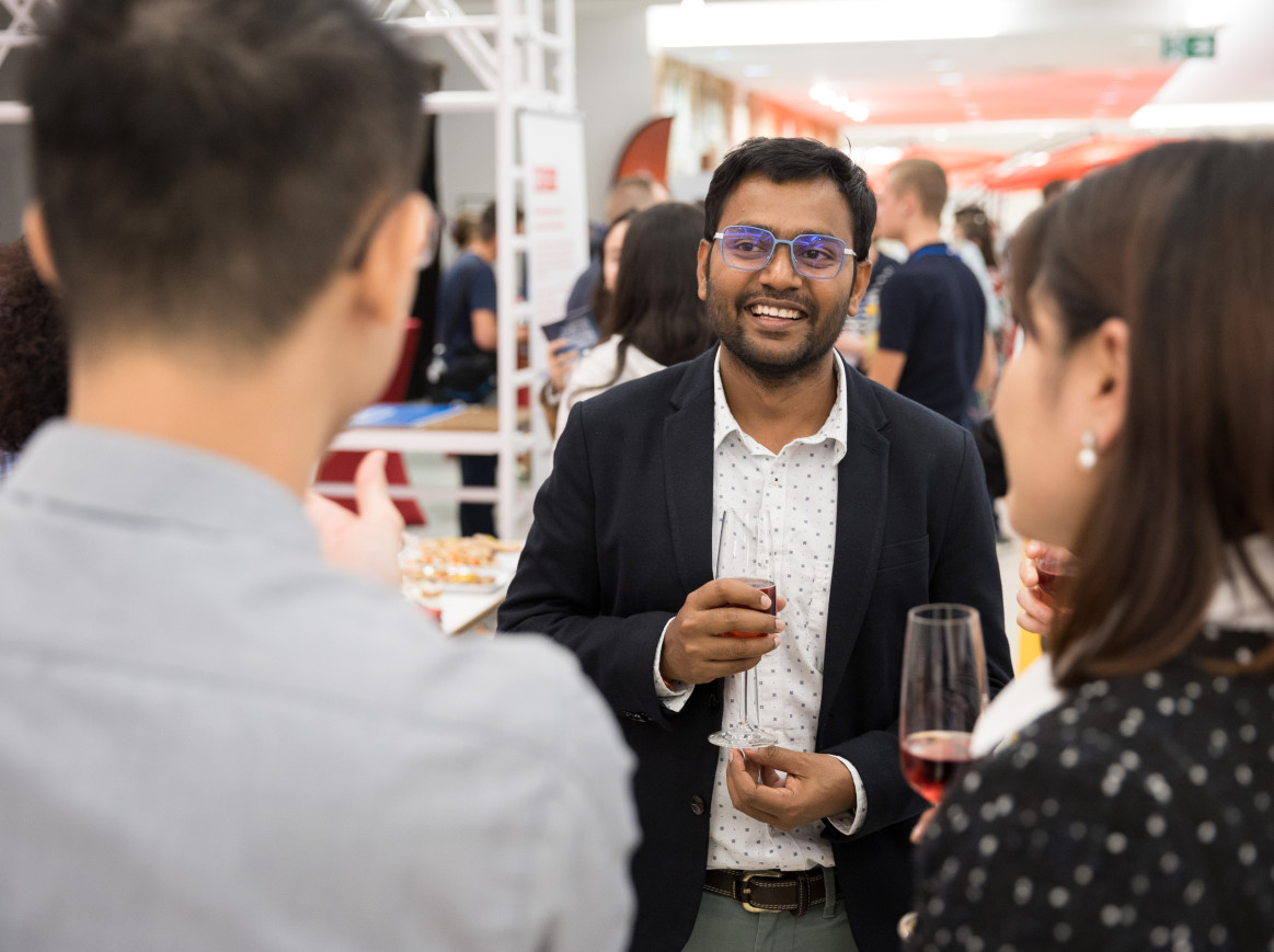 People chatting in between presentations at Falling Walls Summer School 2023