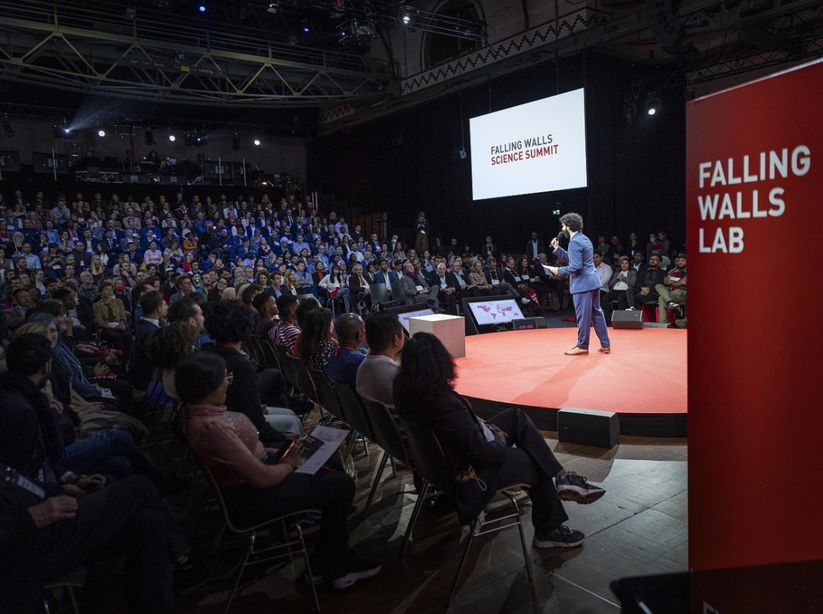 Falling Walls Lab moderator on stage 2023