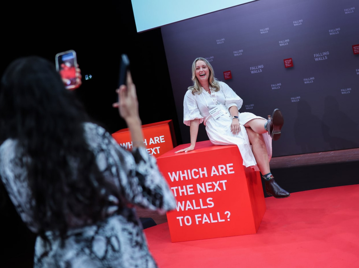 Emma-Anne Karlsen on stage at Falling Wals Science Summit 2023