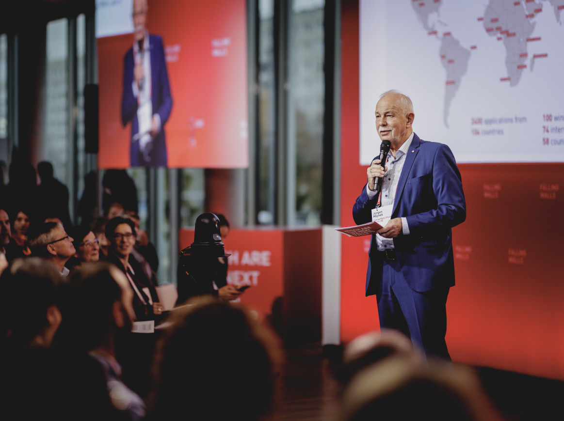 Jürgen Mlynek opening the Falling Walls Lab Pitches