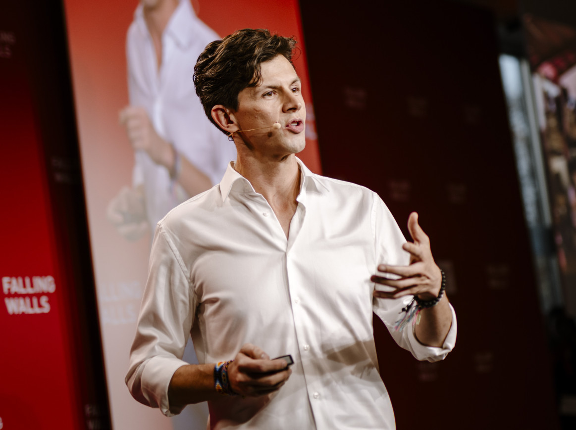 Rafael Pietro-Curiel breaking the wall of drug cartel analysis on stage at Science Summit 2024
