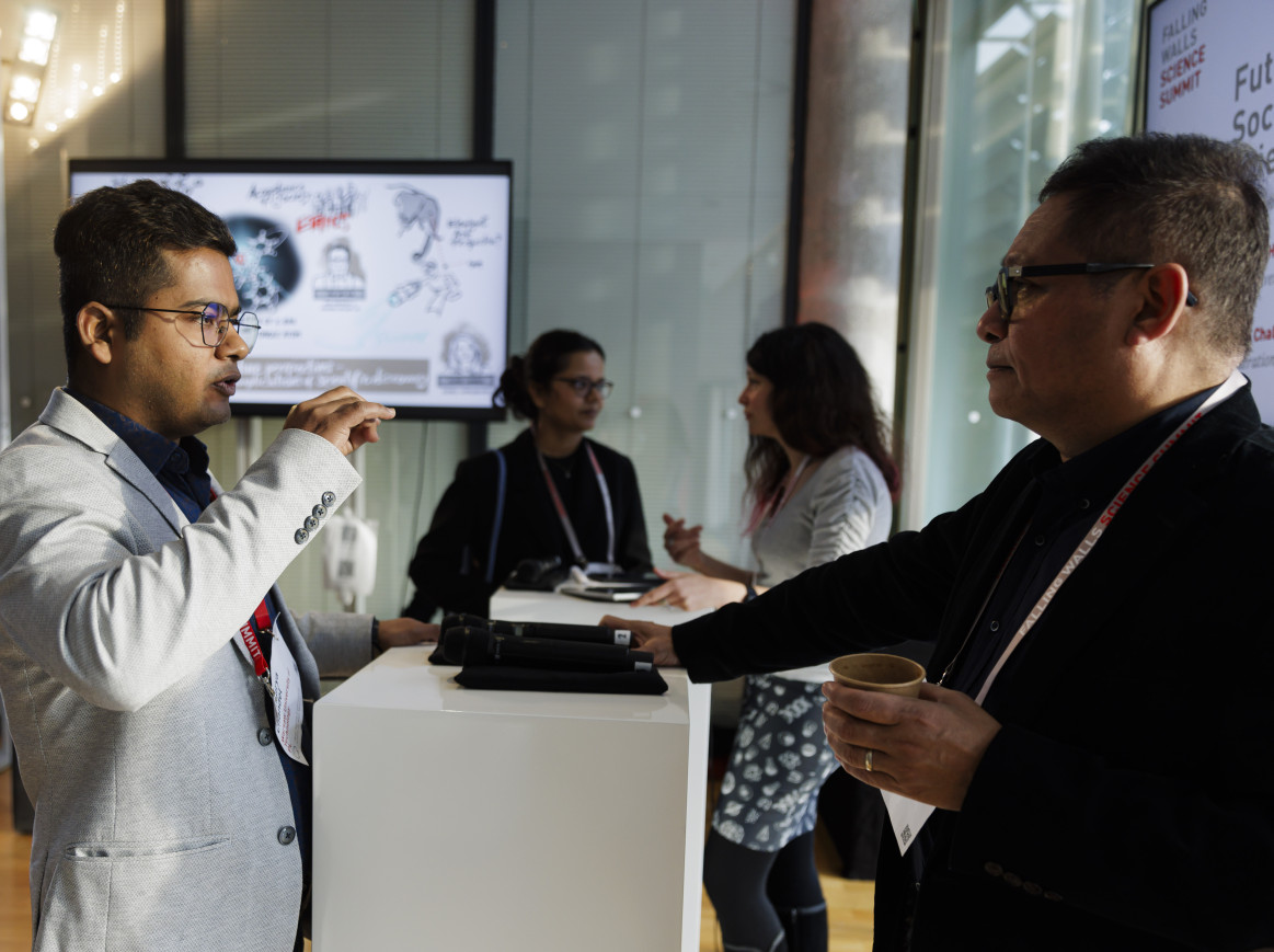 Science Breakthrough Saw Hai La discussing his research with a guest at Falling Walls Science Summit 2024