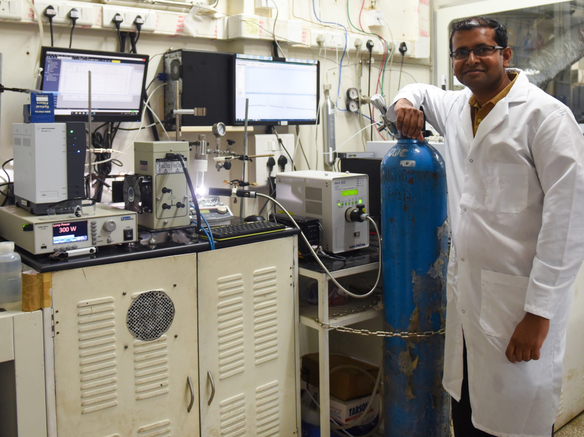 Vivek Polshettiwar in the lab