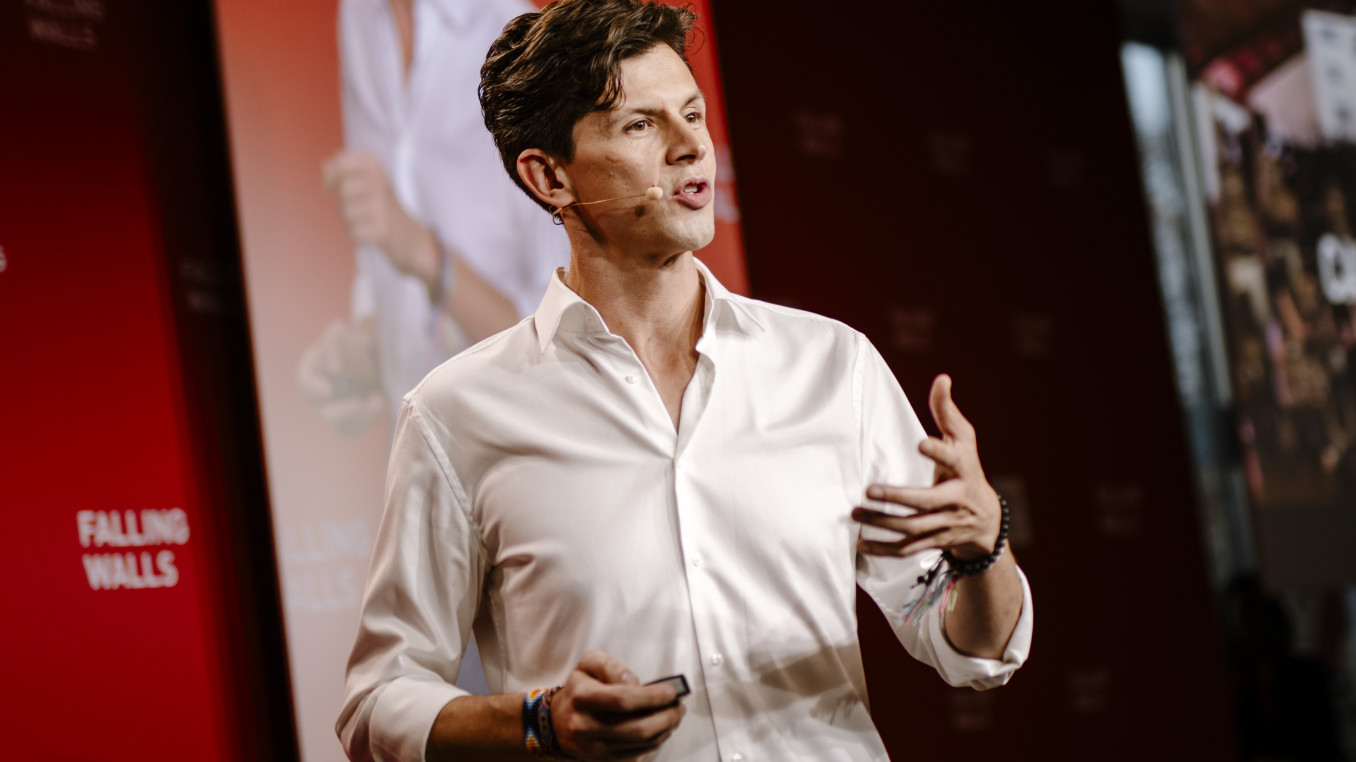 Rafael Prieto-Curiel speaking at the Falling Walls Science Summit 2024 