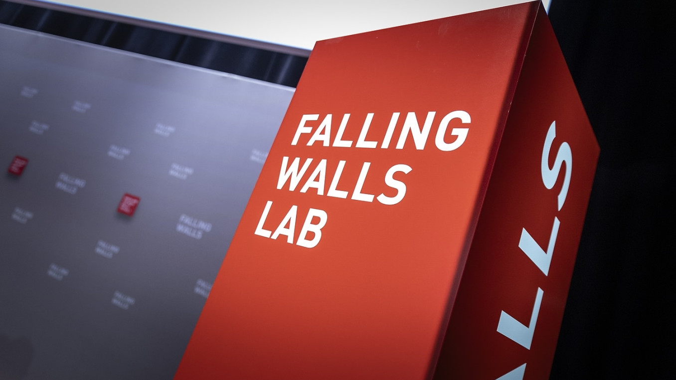 Cube with Falling Walls Lab written on it