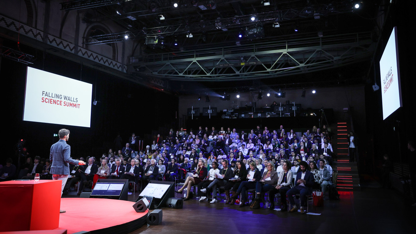 Lab Winner on Stage at Science Summit 2023