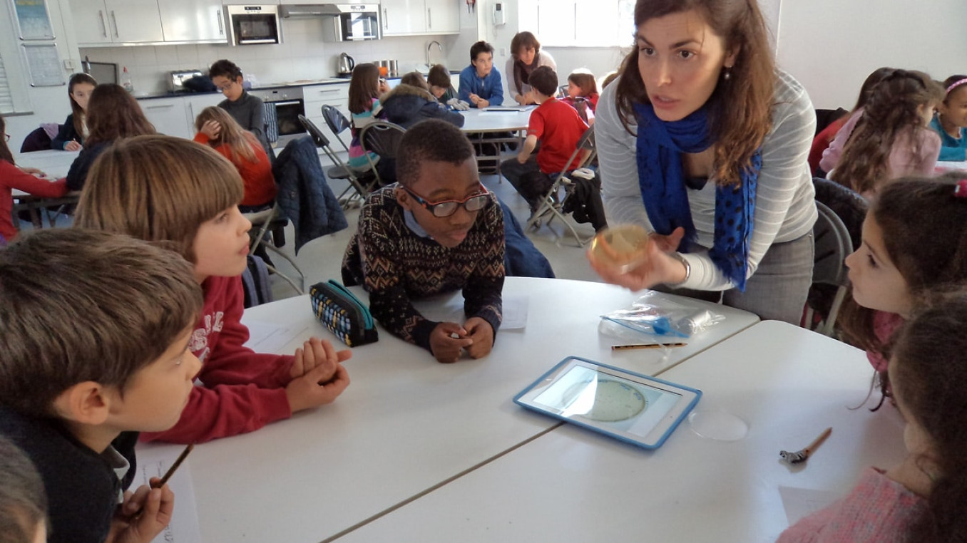 Joana Moscoso is talking to children at group work