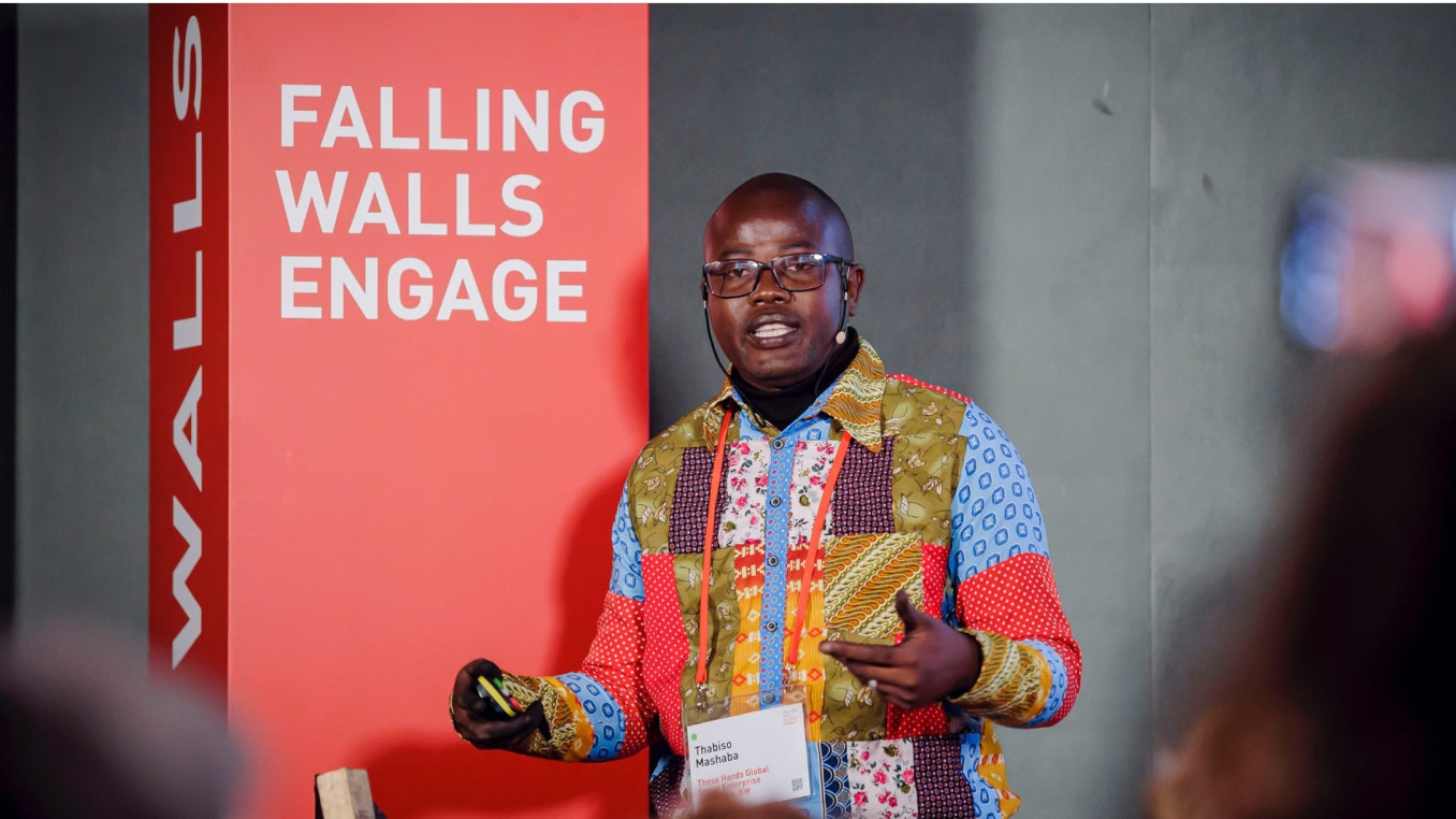 THABISO MASHABA presenting at the stage of the Falling Walls Engage