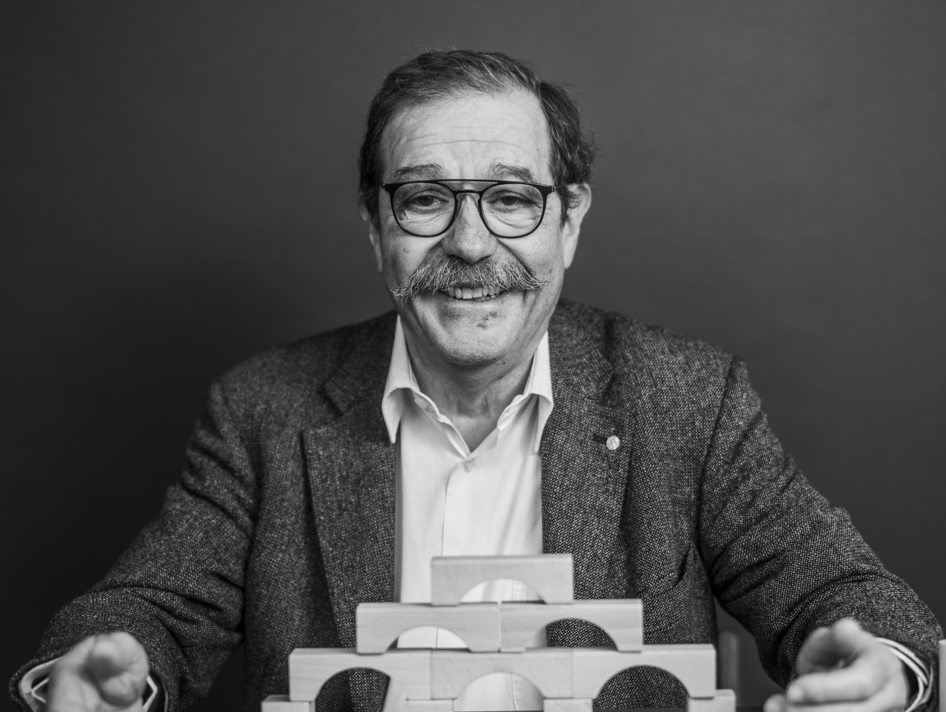 Image of Alain Aspect with building blocks for Falling Walls Shape the Future